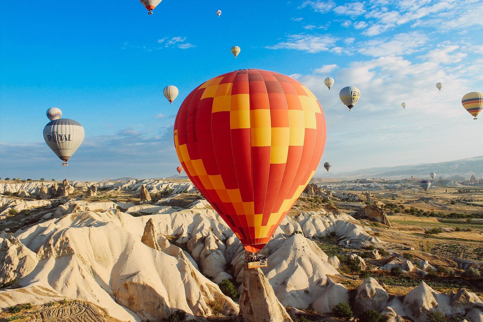 Balon udara di atas perbukitan