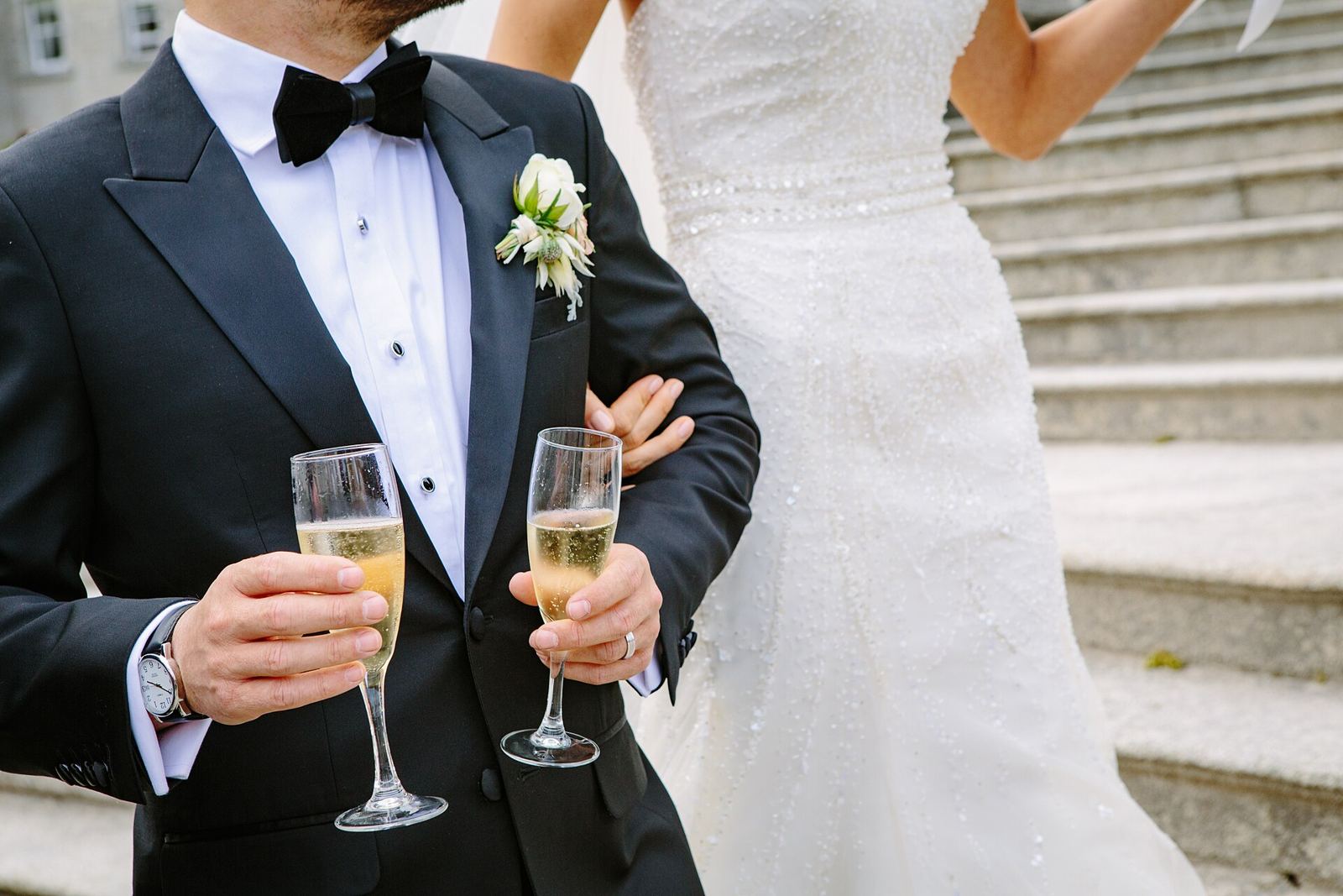 Pengantin bersulang dengan gelas sampanye