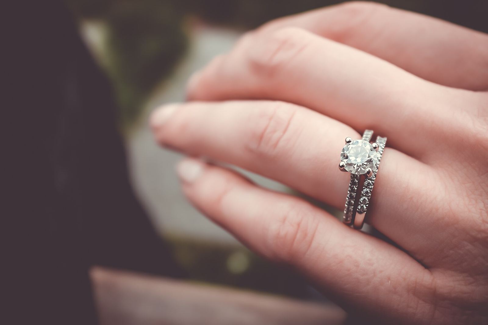 Cincin tunangan berlian di jari pengantin