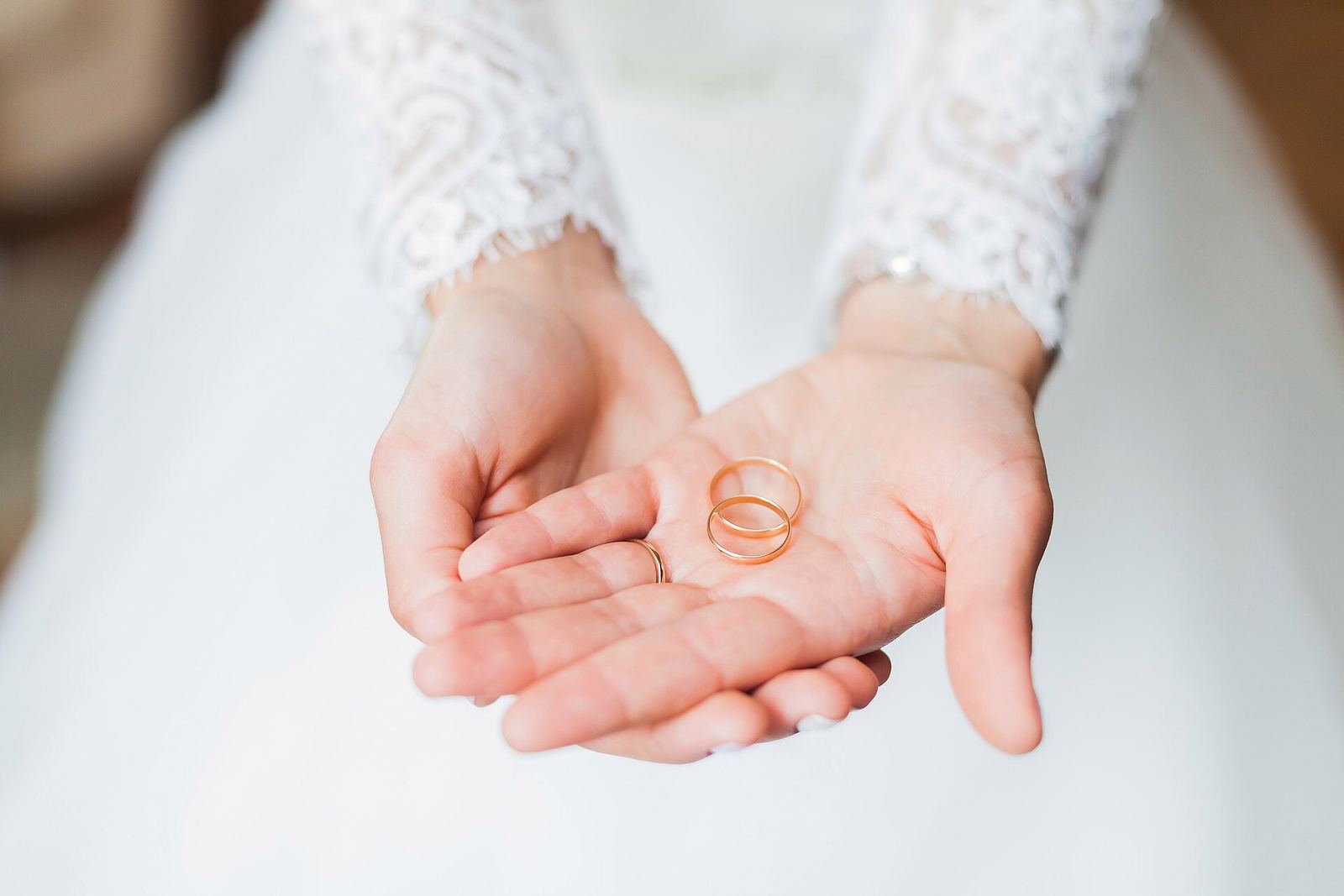 Pengantin wanita menadahkan sepasang cincin kawin