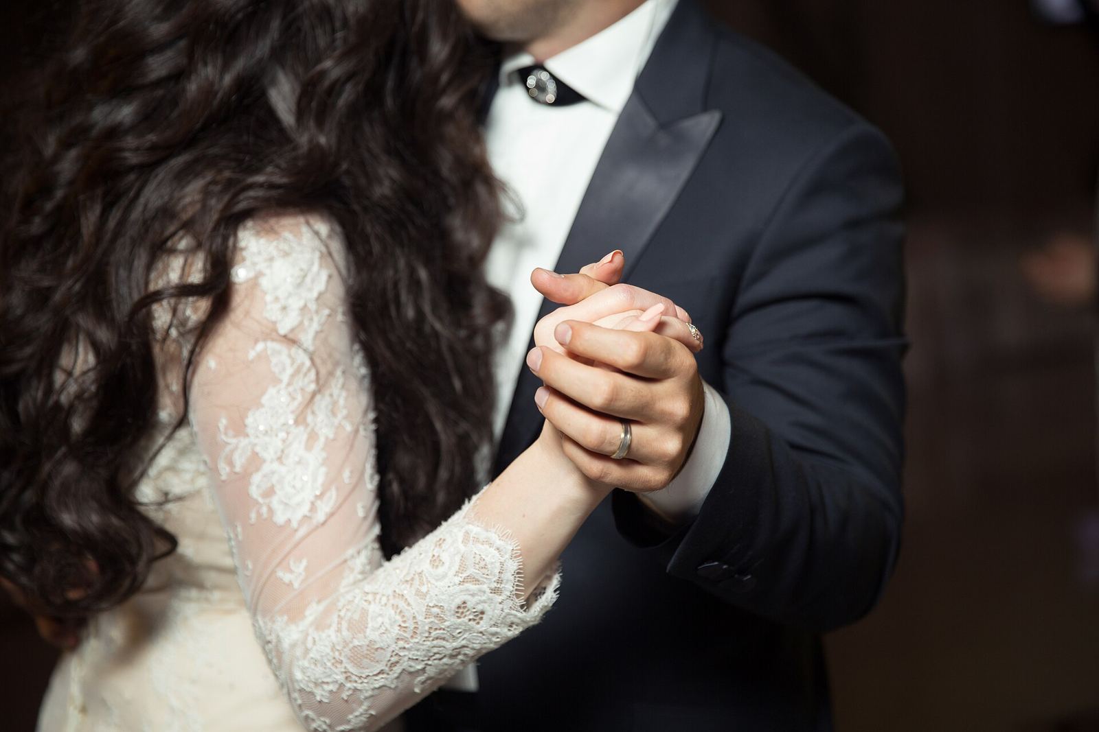 Pengantin berdansa sambil bergandengan tangan