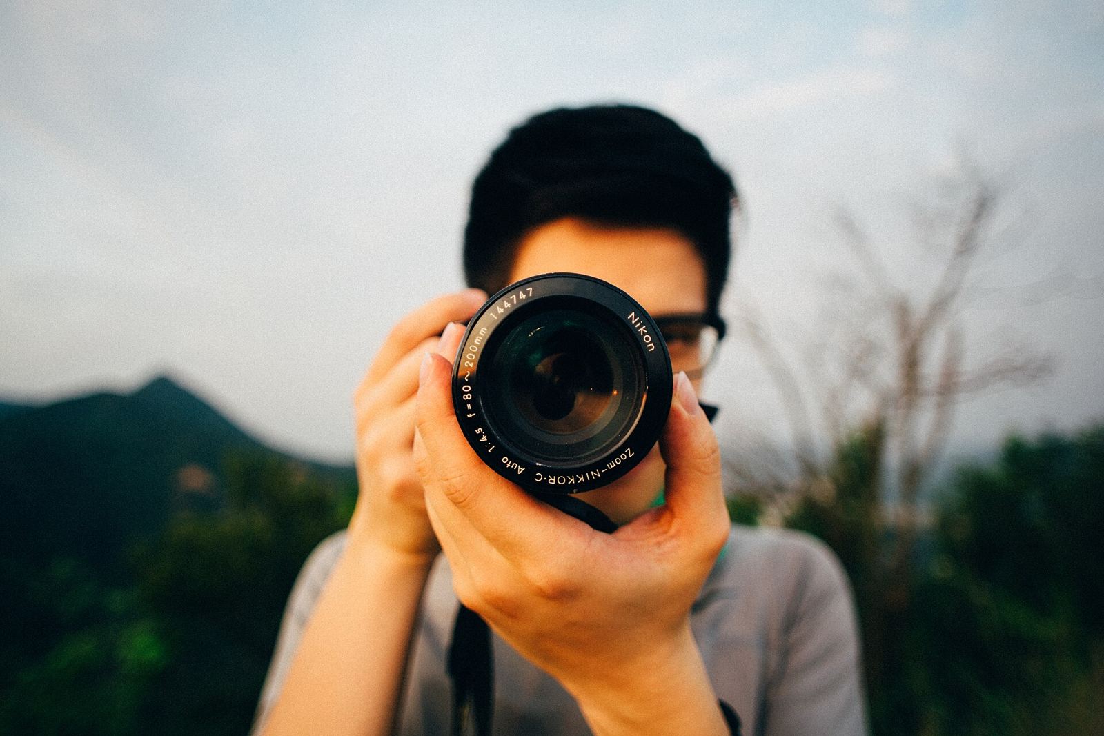 Fotografer membidik dengan kamera ke arah depan