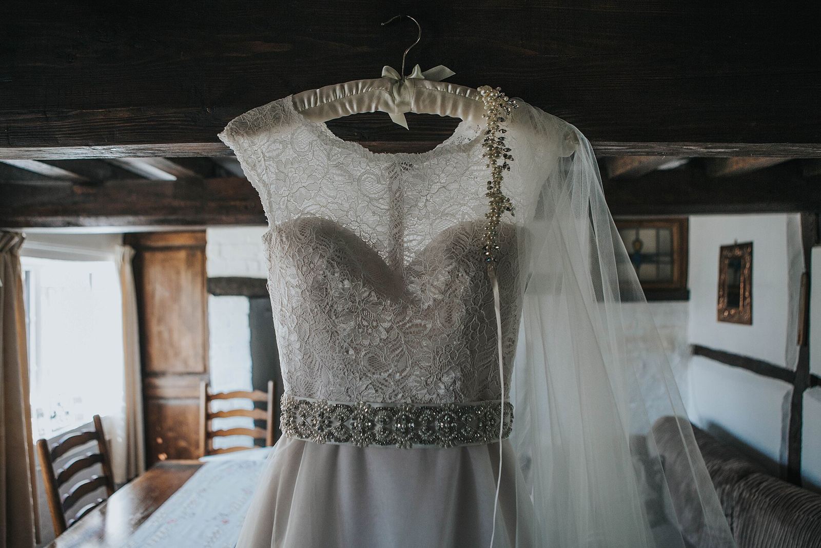 Gaun pengantin putih tergantung di kamar