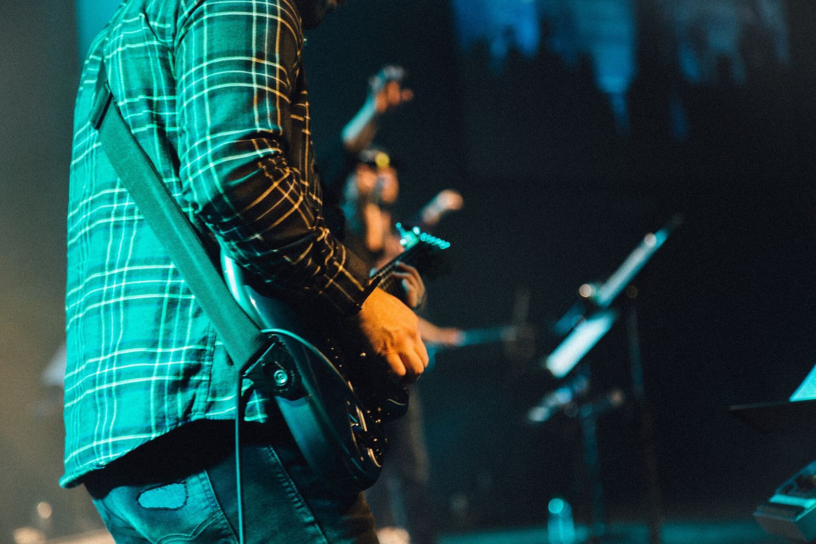 Gitaris tampil di panggung