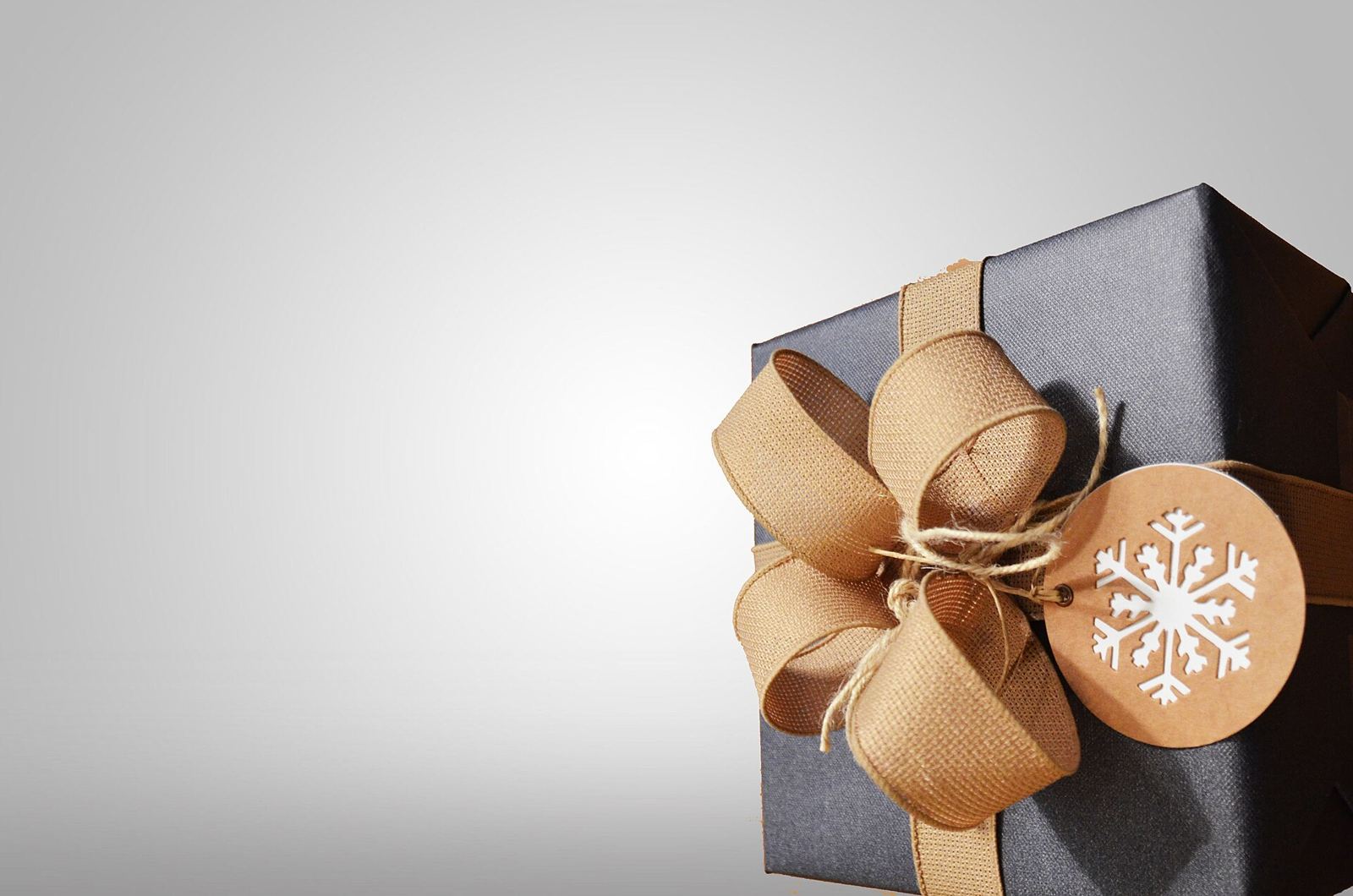 Kotak hadiah berpita
