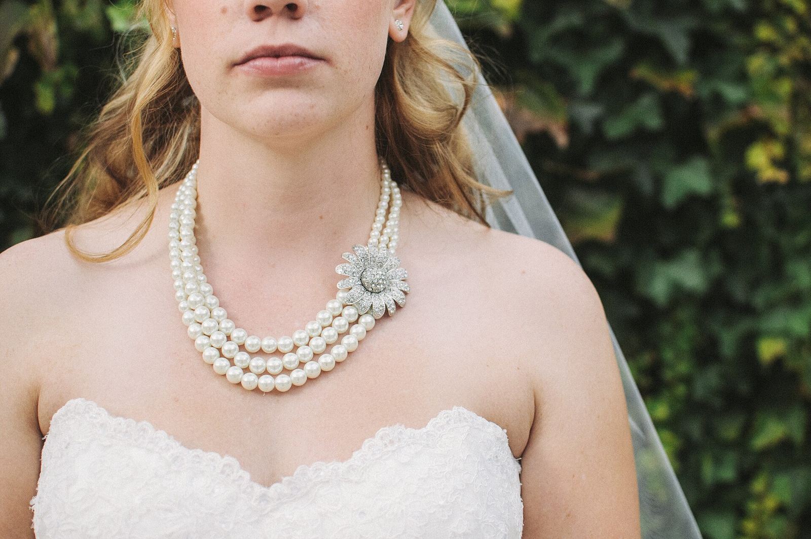 Pengantin wanita mengenakan kalung mutiara