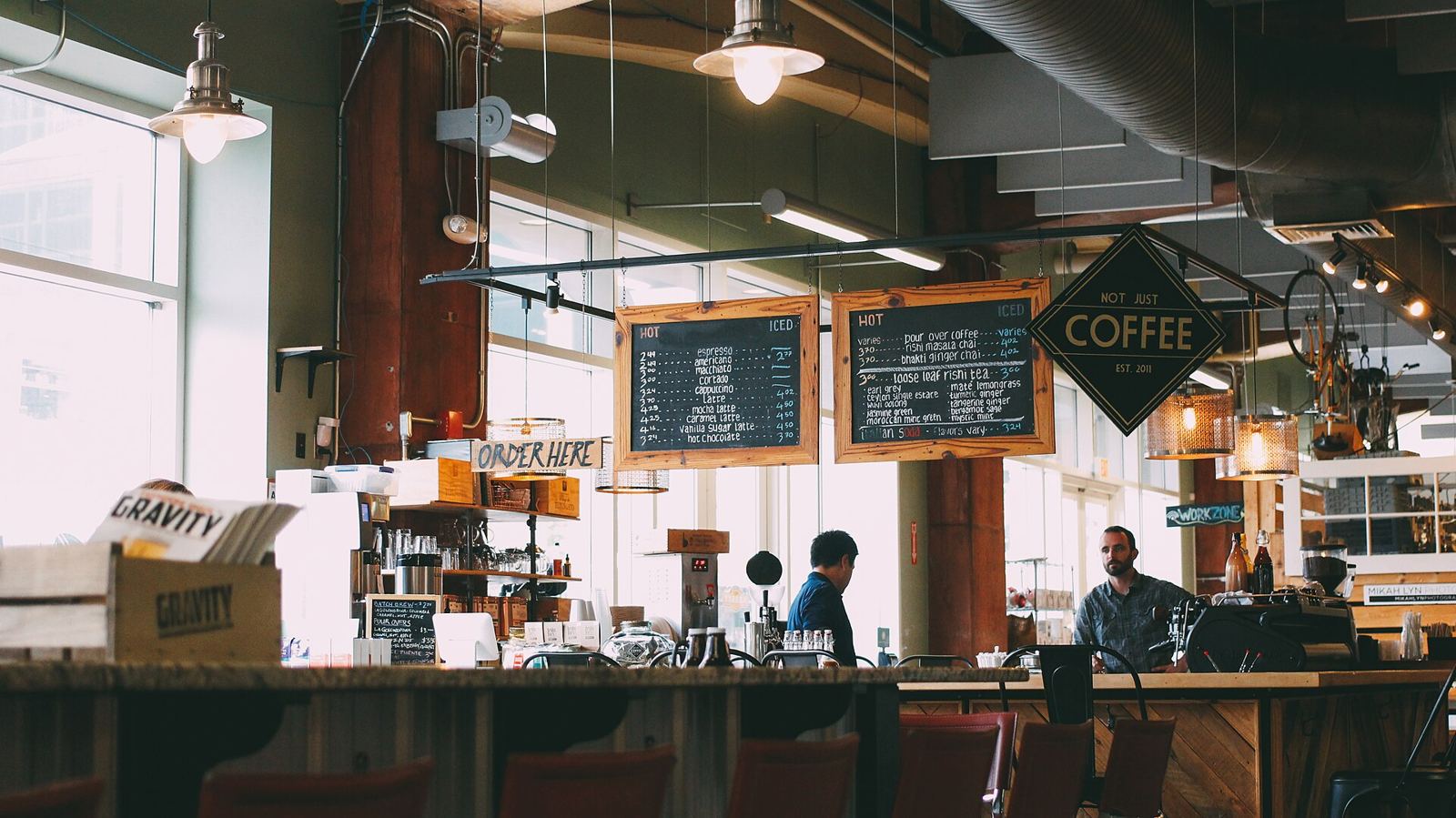 Barista melayani pembeli di kedai kopi