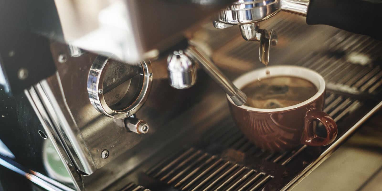 Mesin espresso menuang kopi
