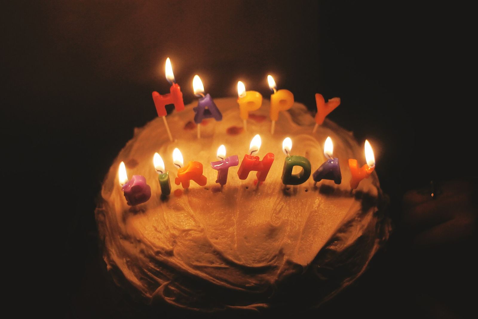 Kue dengan lilin bertuliskan Happy Birthday