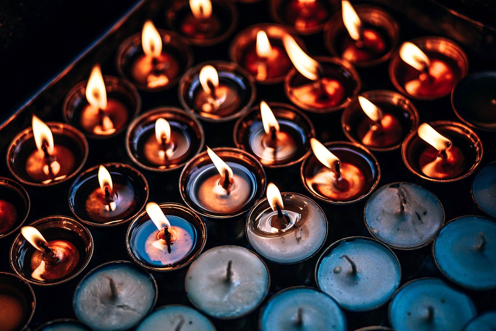 Deretan lilin kecil menyala