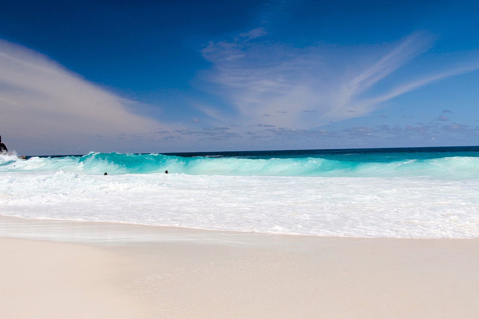 Pantai berpasir putih dengan laut biru