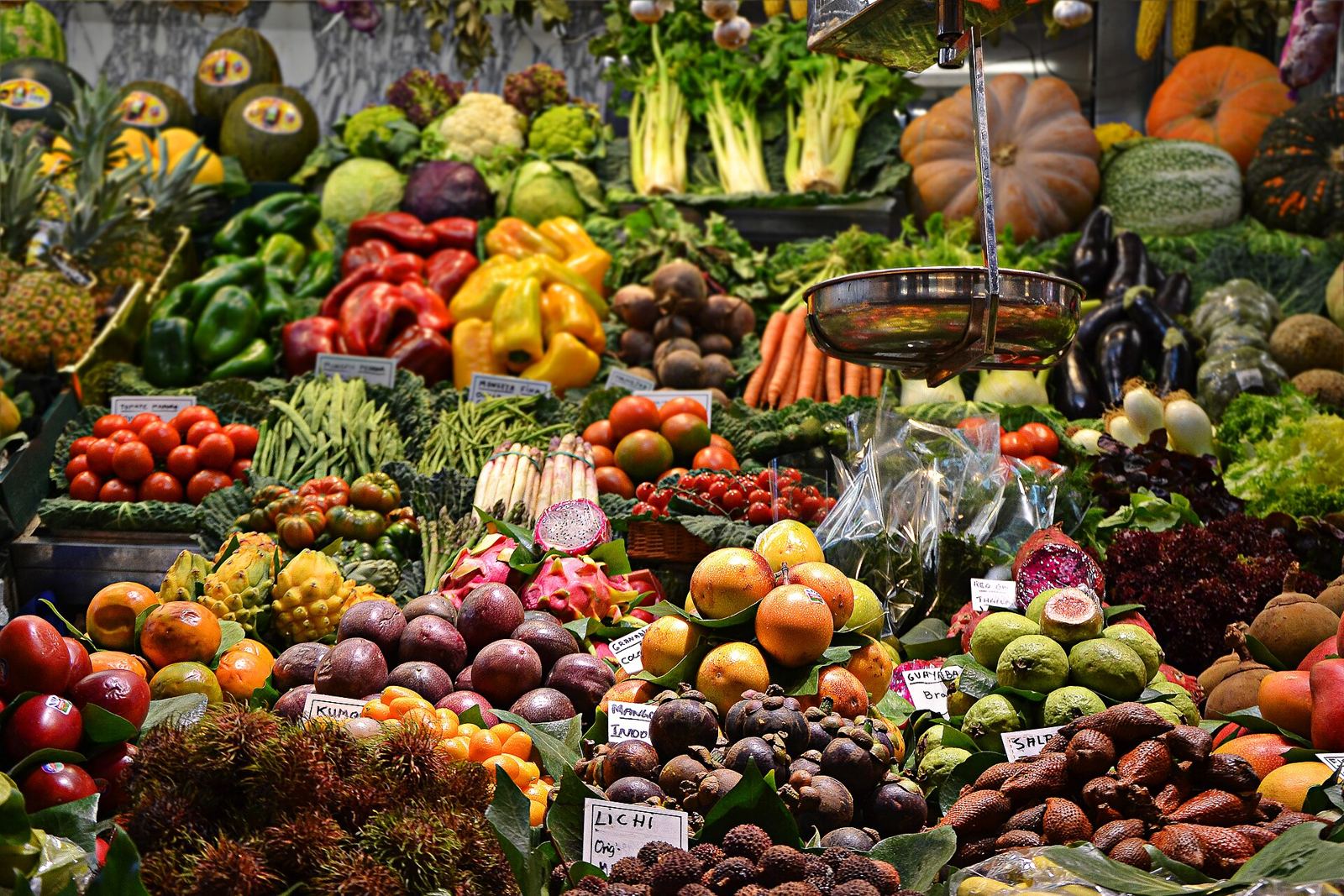Sayur dan buah segar di pasar