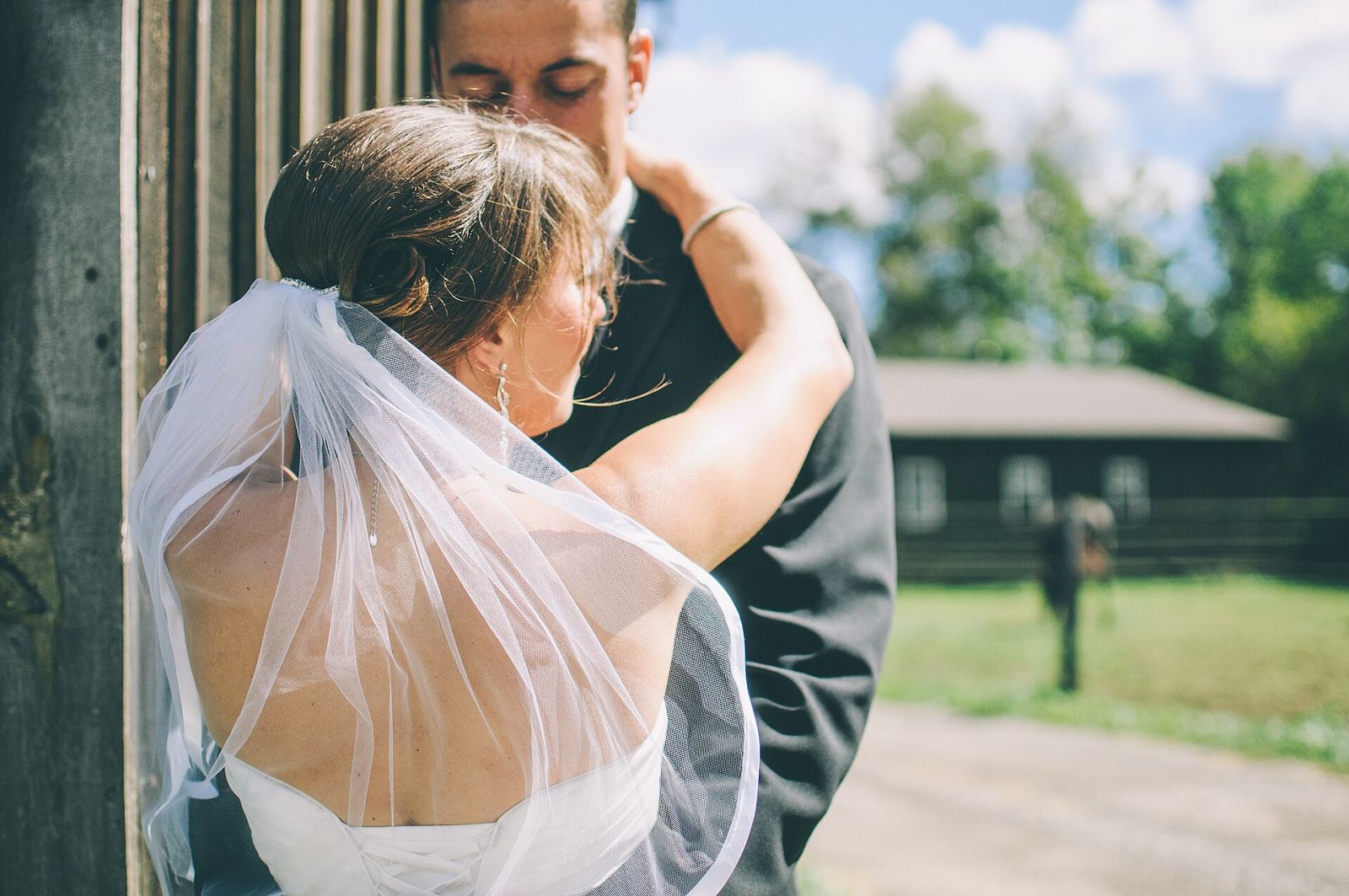 Pengantin wanita berkerudung memeluk pengantin pria