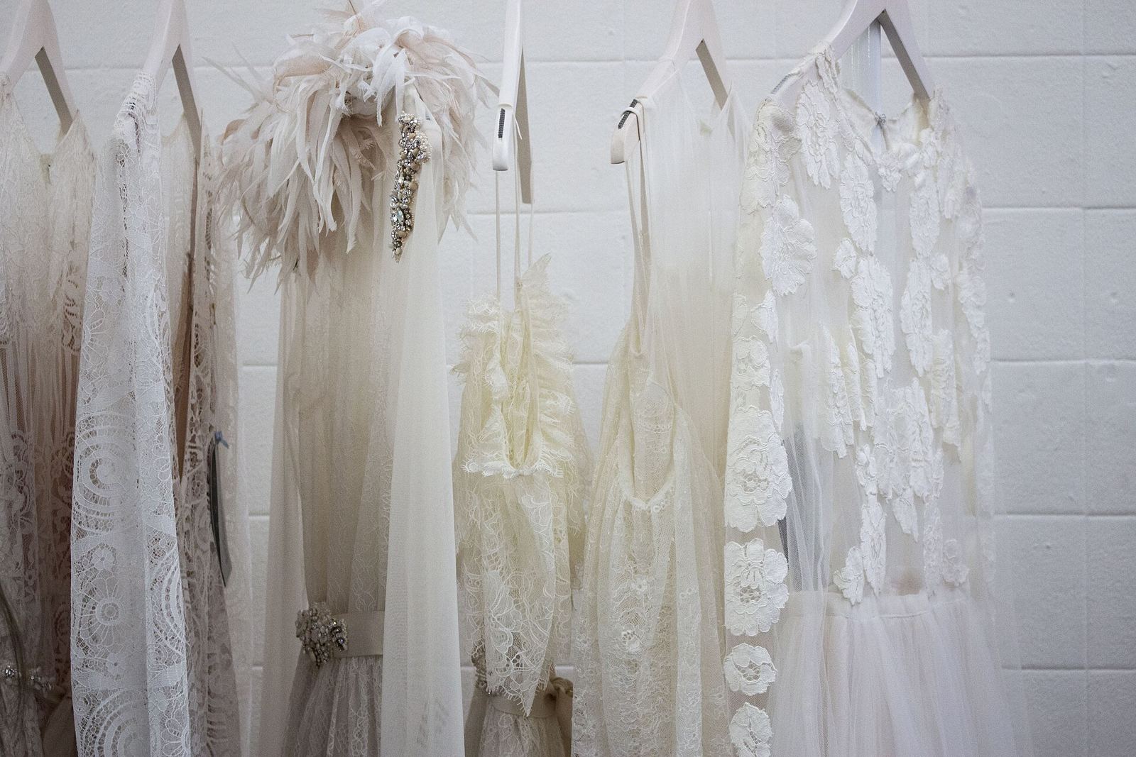 Deretan gaun pengantin di butik