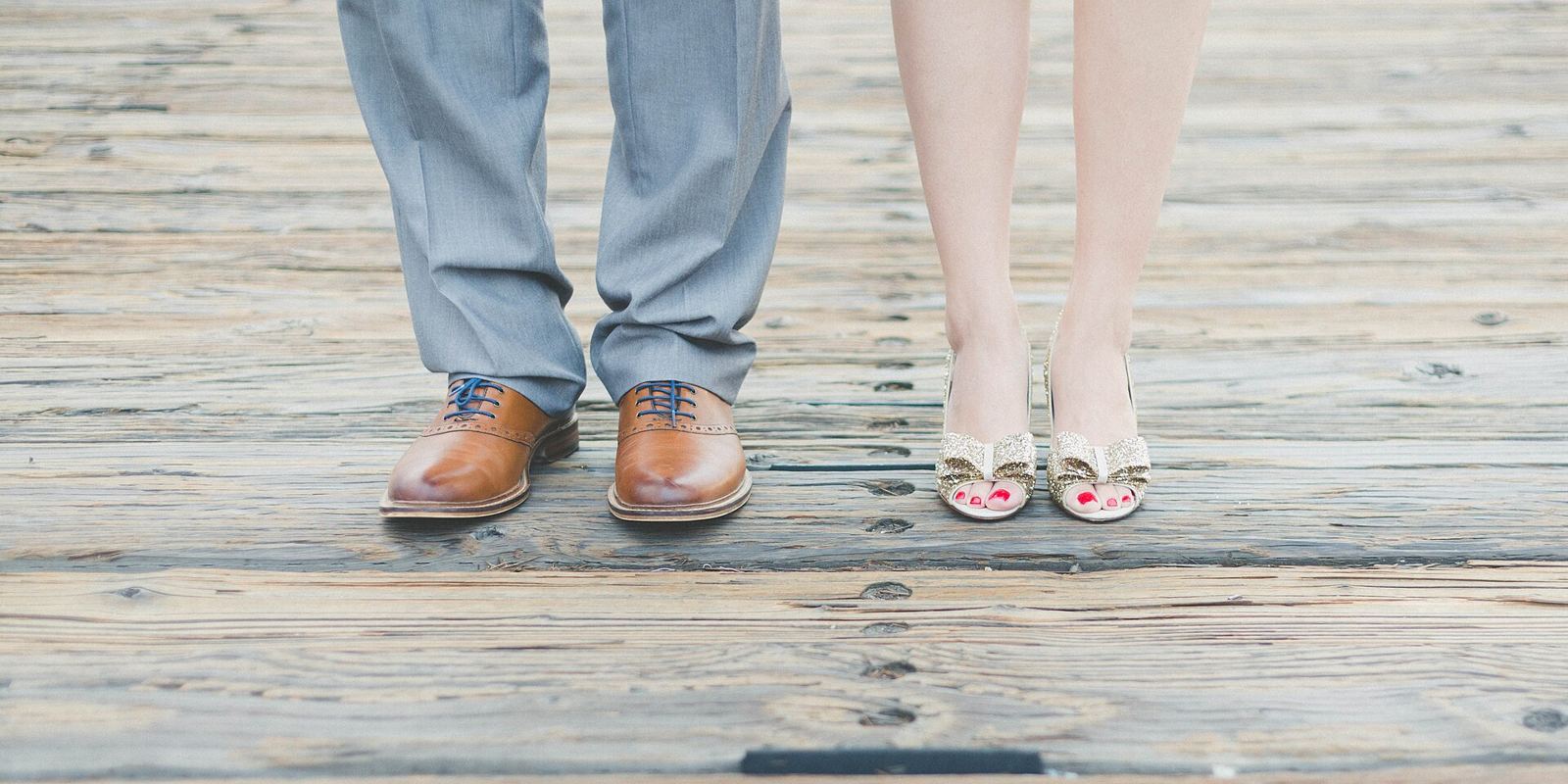 Sepatu pengantin pria dan wanita di lantai kayu
